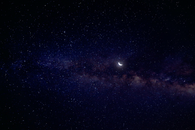 Lua Nova no meio de um céu estrelado