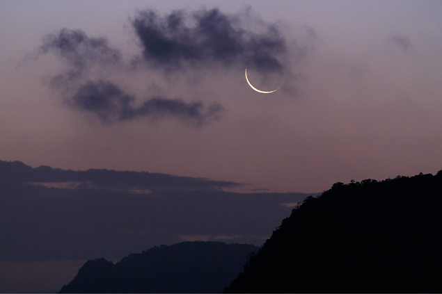 Lua Crescente no céu cheio de nuvens