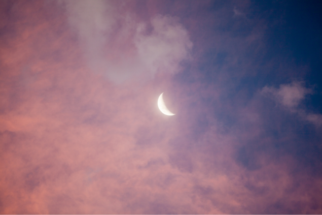 Lua Nova em céu anoitecendo