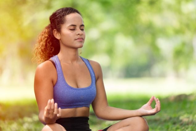 Mulher meditando