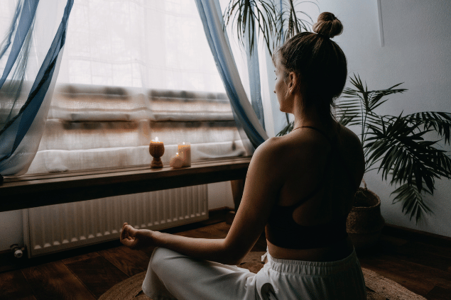 Mulher meditando