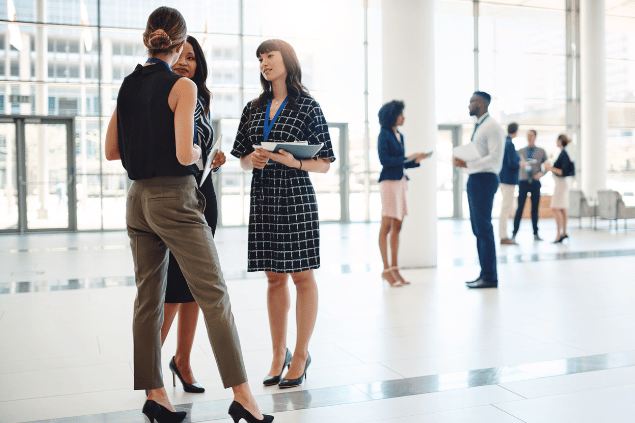 Colegas de trabalho conversando. Conceito de relações trabalhistas.