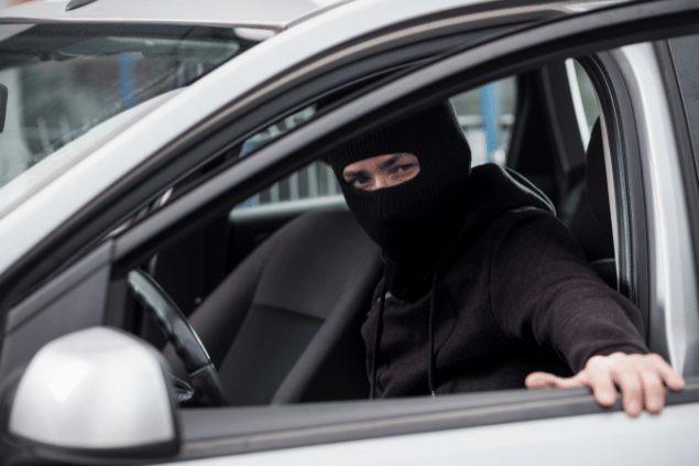 Ladrão dentro de um carro branco. 