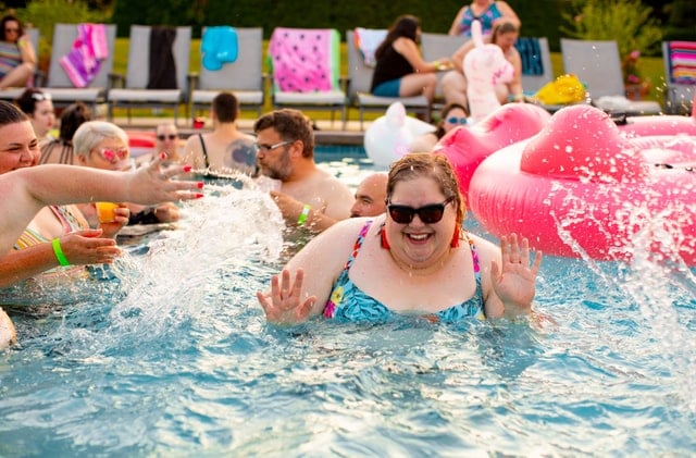 Pessoas brancas numa piscina.