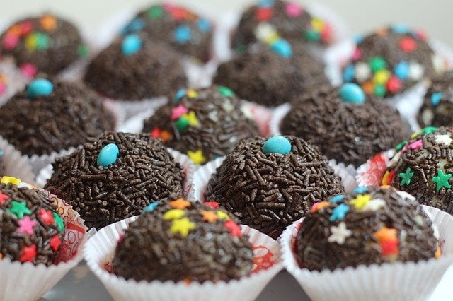 vários brigadeiros decorados com confetes coloridos