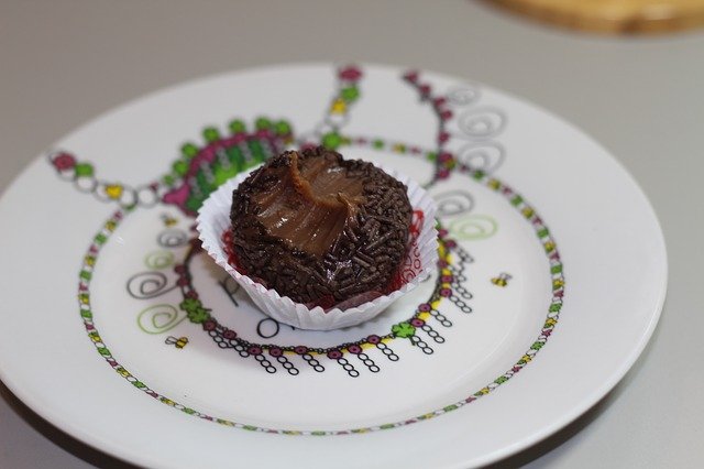 Brigadeiro grande em prato