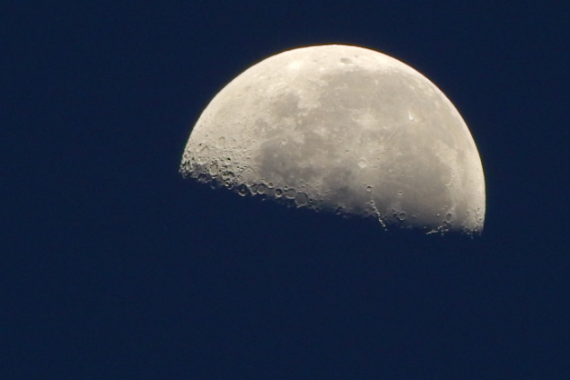 Lua Minguante no céu escuro