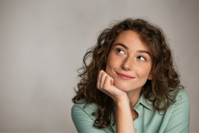 Mulher sorrindo enquanto olha para o lado