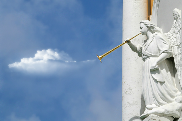 Estátua de um anjo no topo de uma igreja