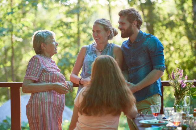 Família conversando em uma roda