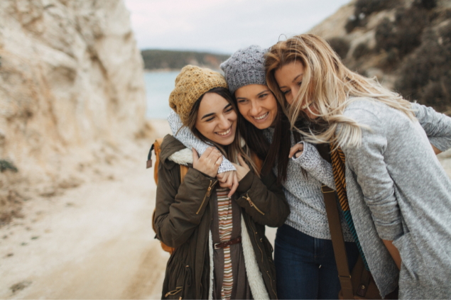 Amigas se abraçando em uma estrada