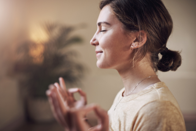 Mulher paciente fazendo yoga