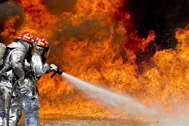 Bombeiros sanando incêndio