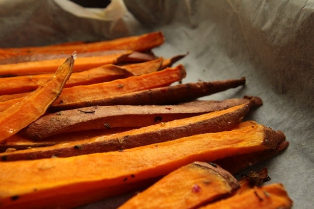 Fatias de batata-doce assada.