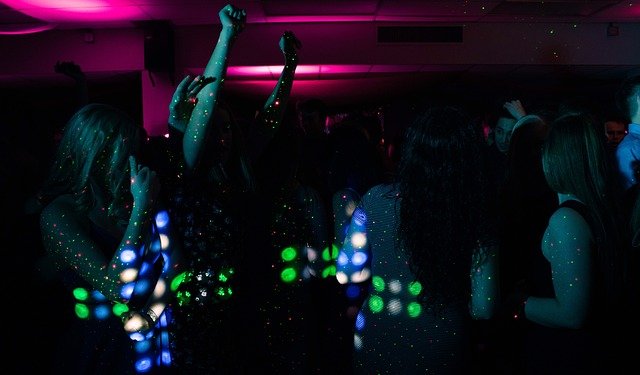 Pessoas festejando em bar