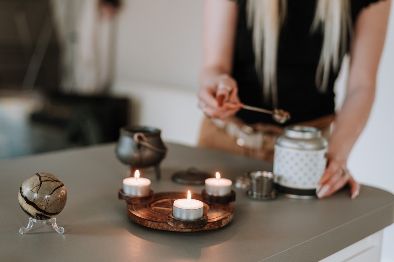 Mulher branca acendendo velas.