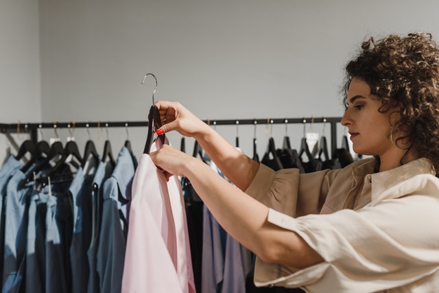 Mulher organizando camisas.