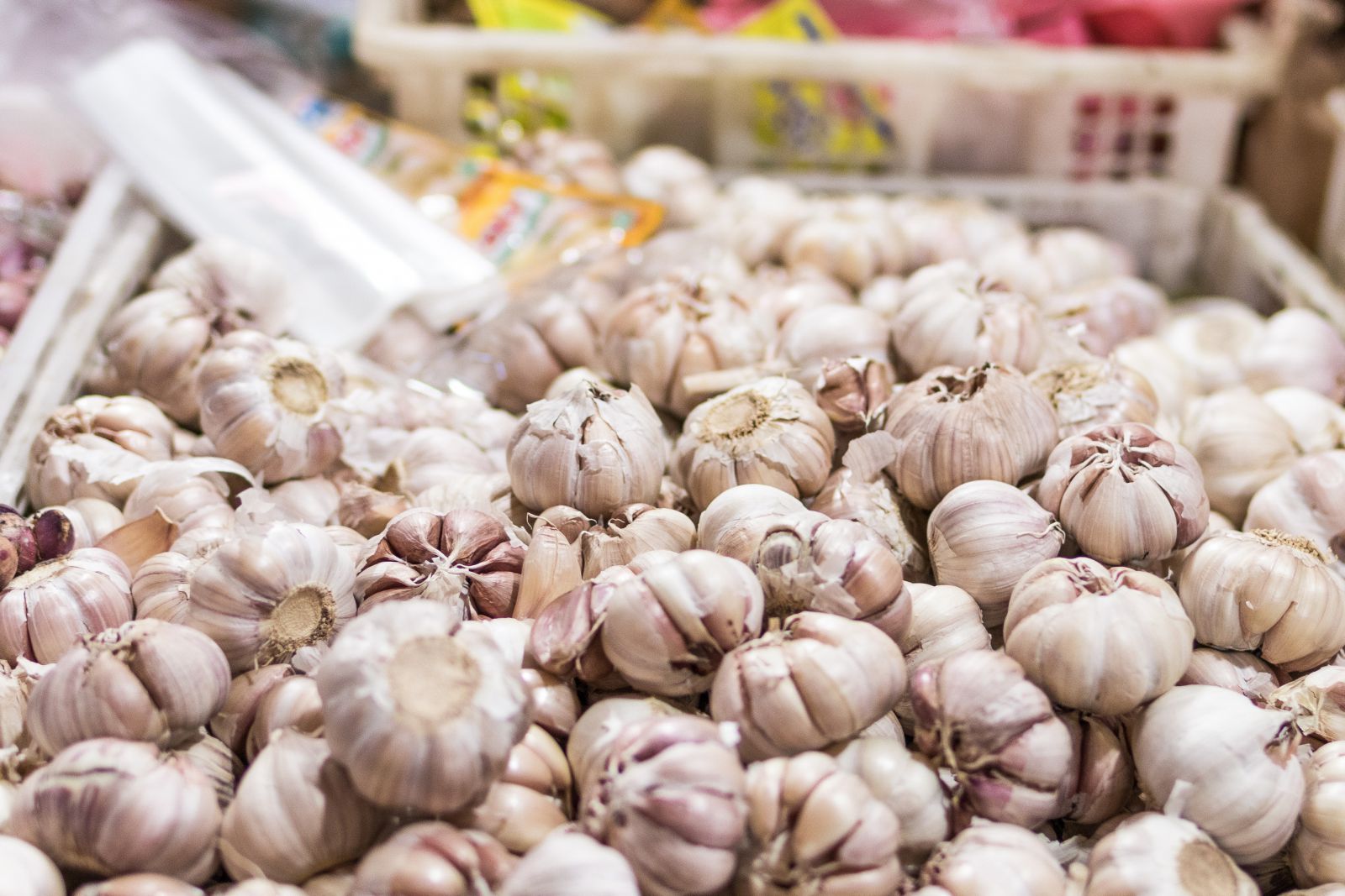 Alhos na cesta do mercado