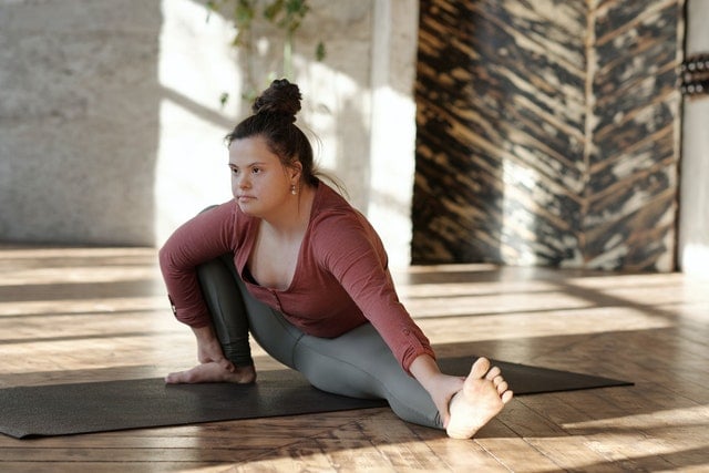 Jovem branca meditando.