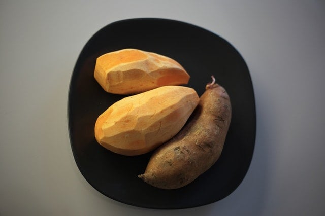 Batata-doce descascada.