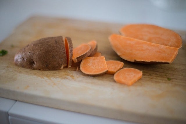 Batata-doce cortada em fatias.