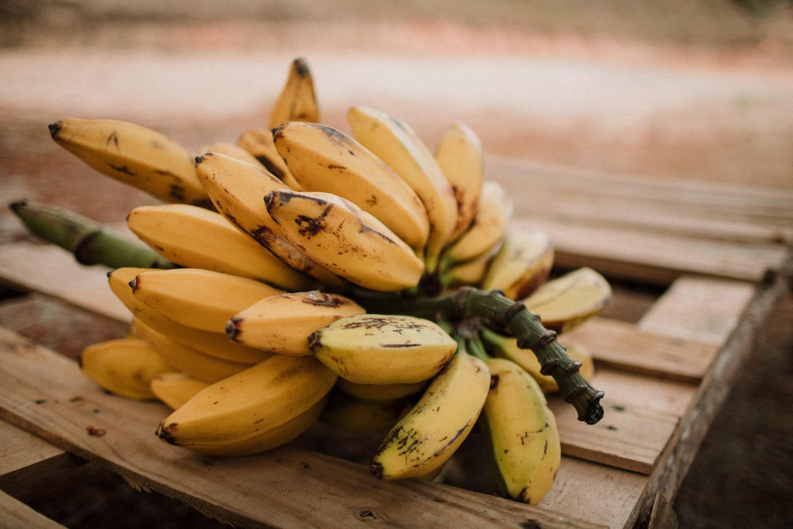 Cacho de banana em uma mesa