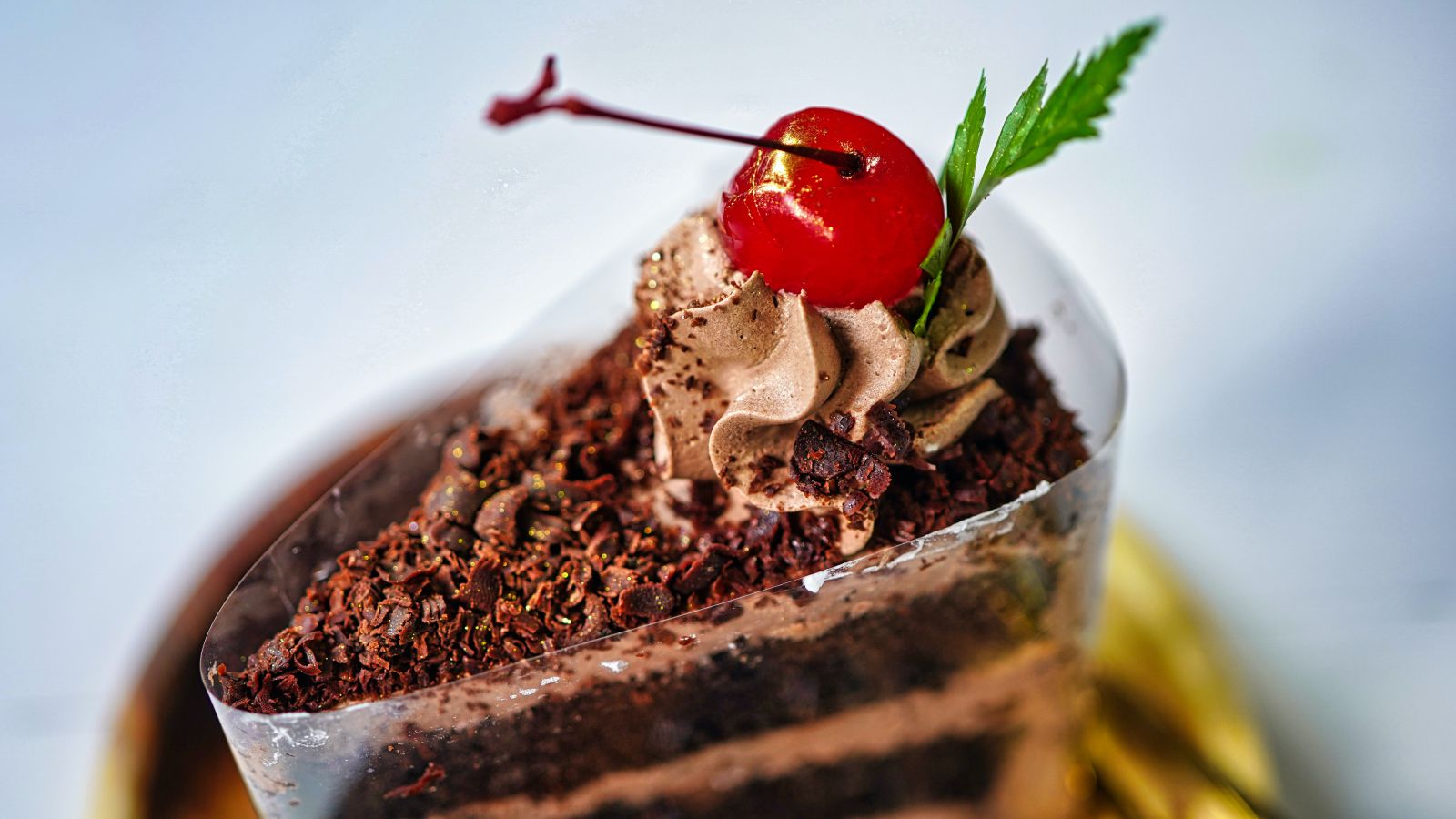 Bolo de chocolate com uma cereja