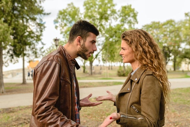 Homem e mulher brancos discutindo.